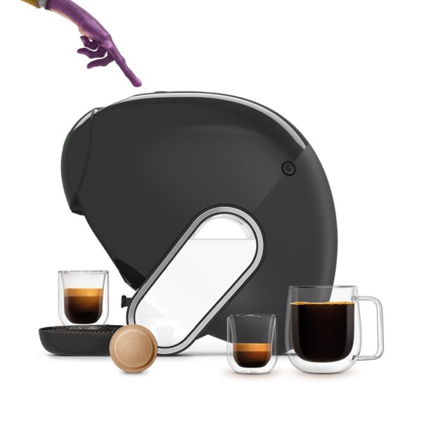 Dedo alienígena toca la cafetera de cápsulas NEO Caffè con cápsula compostable hecha a base de papel