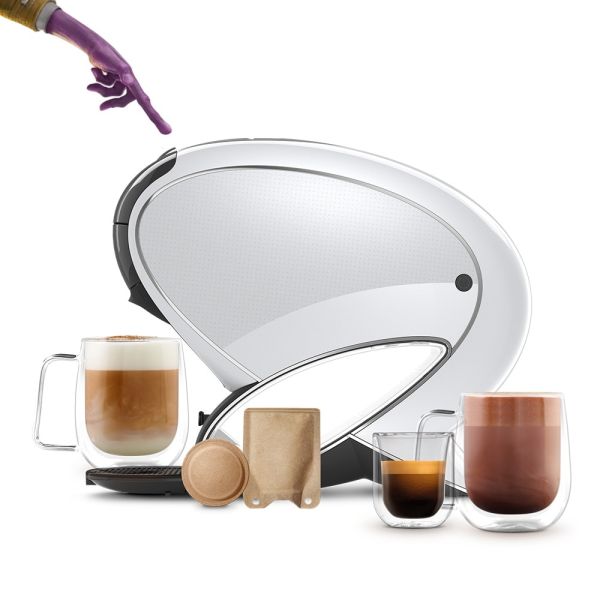 Dedo alienígena toca la cafetera de cápsulas NEO Latte con cápsula y sobre de leche compostable NEO.