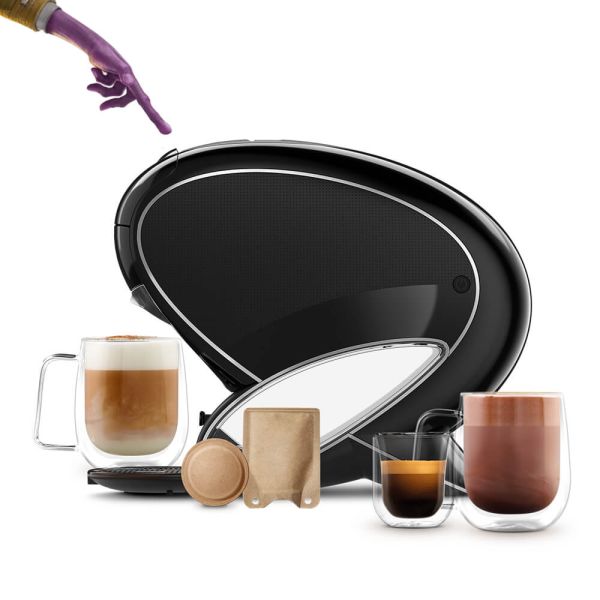 Dedo de un alienígena tocando la cafetera NEO Latte. Una cápsula, un sobre y bebidas NEO.
