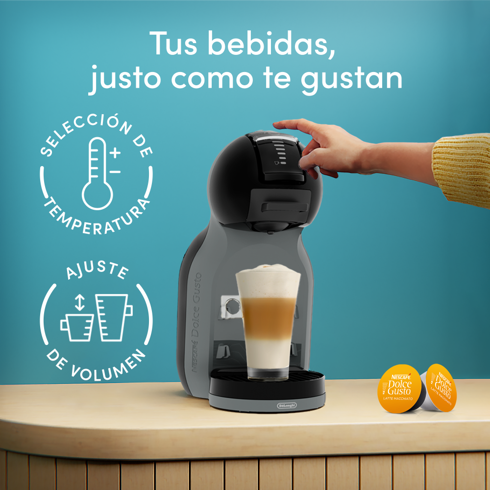 Mano ajustando la temperatura en la cafetera de cápsulas Mini Me 2 para preparar un latte.