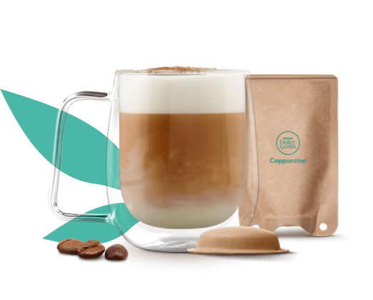 Café con leche en una taza junto a un sobre de papel
