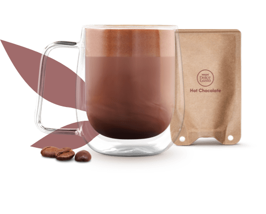 Taza con chocolate caliente junto a un sobre de papel