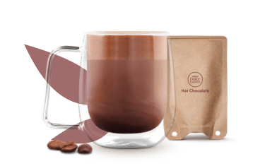 Taza con chocolate caliente junto a un sobre de papel
