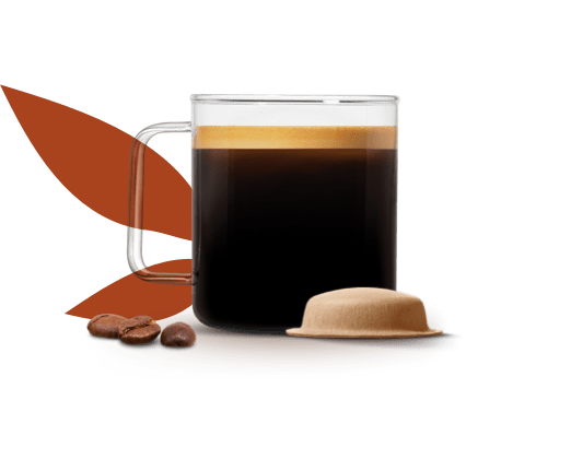 Tarro lleno de caf&eacute; reci&eacute;n hecho junto a una c&aacute;psula de papel