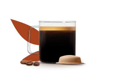 Tarro lleno de caf&eacute; reci&eacute;n hecho junto a una c&aacute;psula de papel