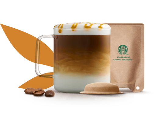 Taza con caramel macchiato junto a una cápsula y un sobre de papel