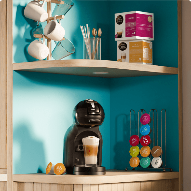 Mujer disfrutando de un caf&eacute; preparado con la cafetera autom&aacute;tica Mini Me 2.