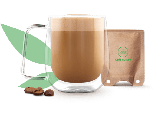 Caf&eacute; con leche en una taza junto a un sobre de papel