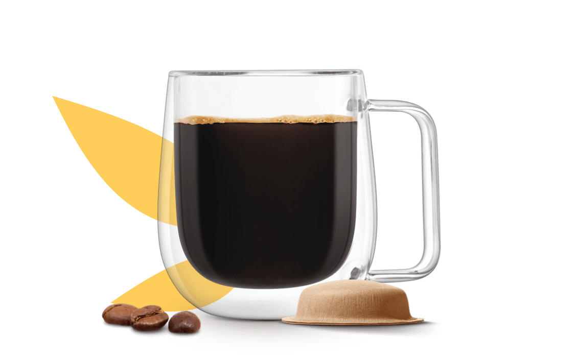 Taza de café junto a una cápsula a base de papel