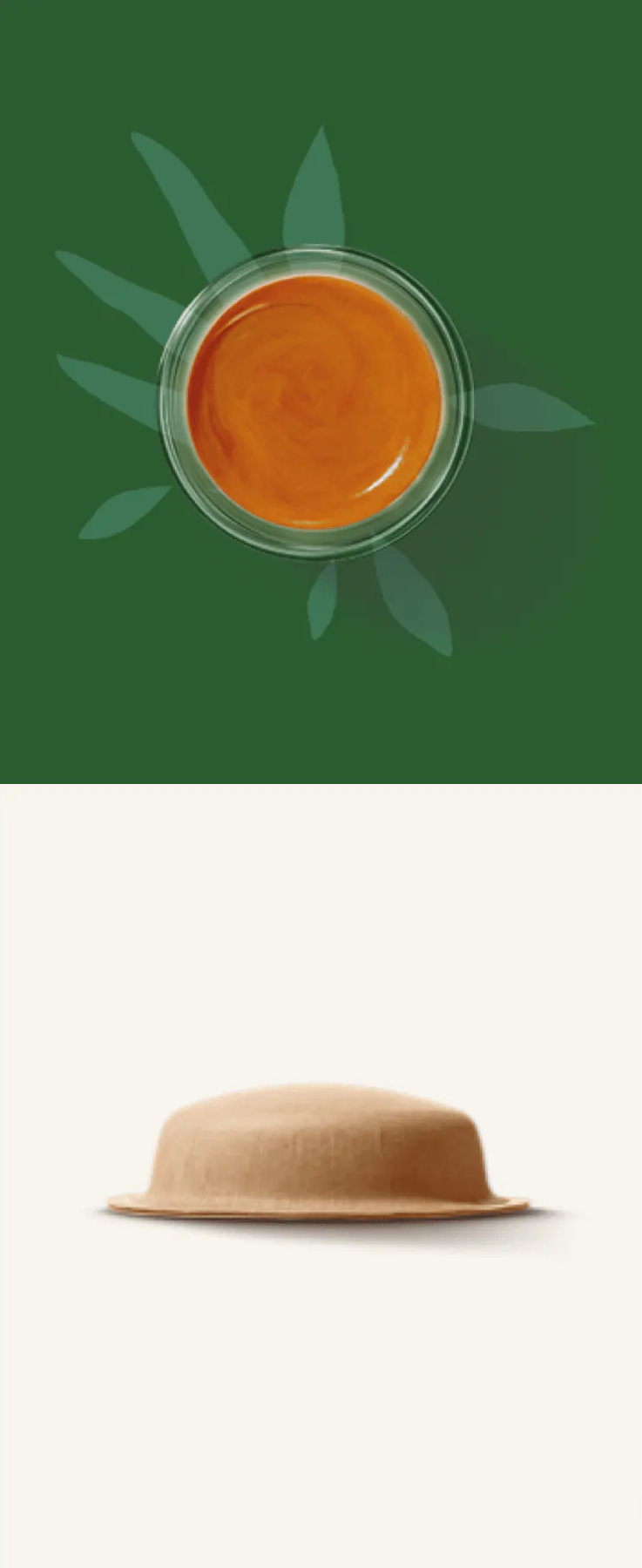 Taza de café de vidrio vista desde arriba con crema, delante de una cápsula sobre fondo claro