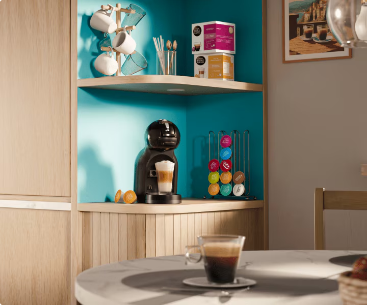 Mujer disfrutando de un caf&eacute; preparado con la cafetera autom&aacute;tica Mini Me 2.