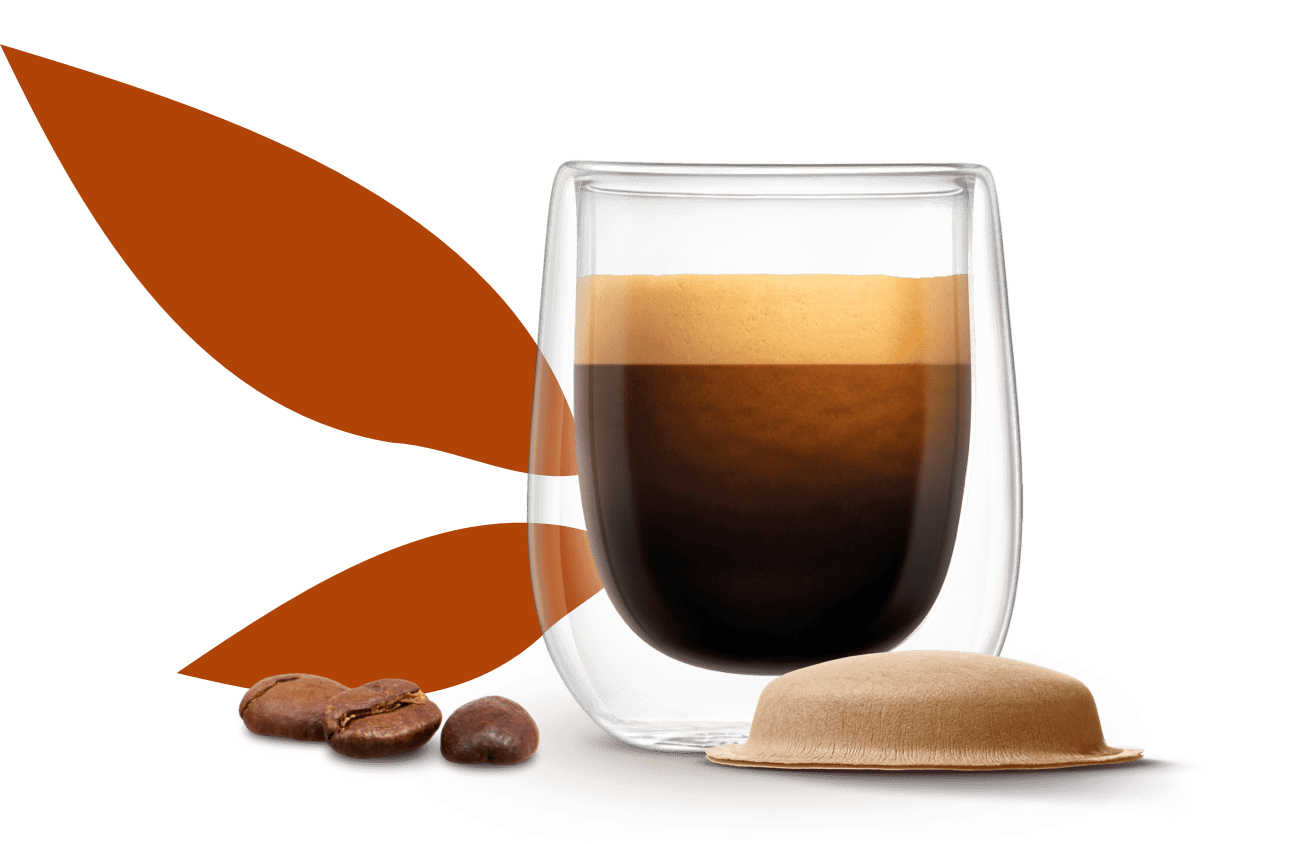 taza de café junto a una cápsula a base de papel