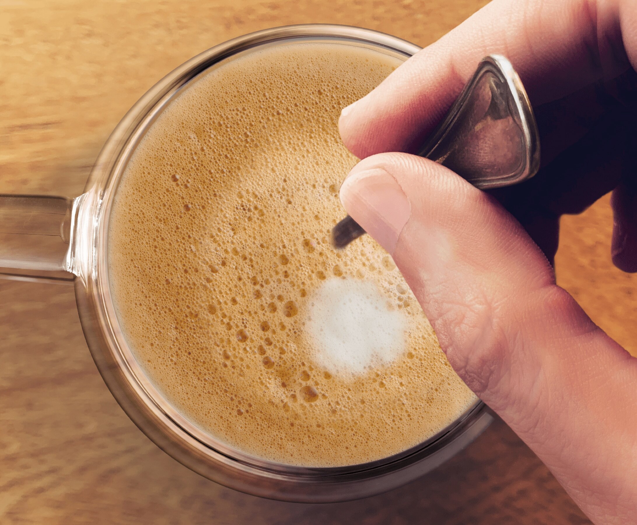 Caf&eacute; con leche en una taza