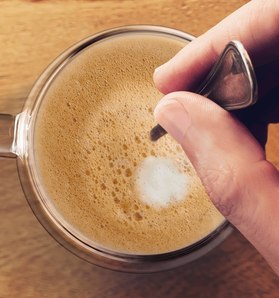 Caf&eacute; con leche en una taza