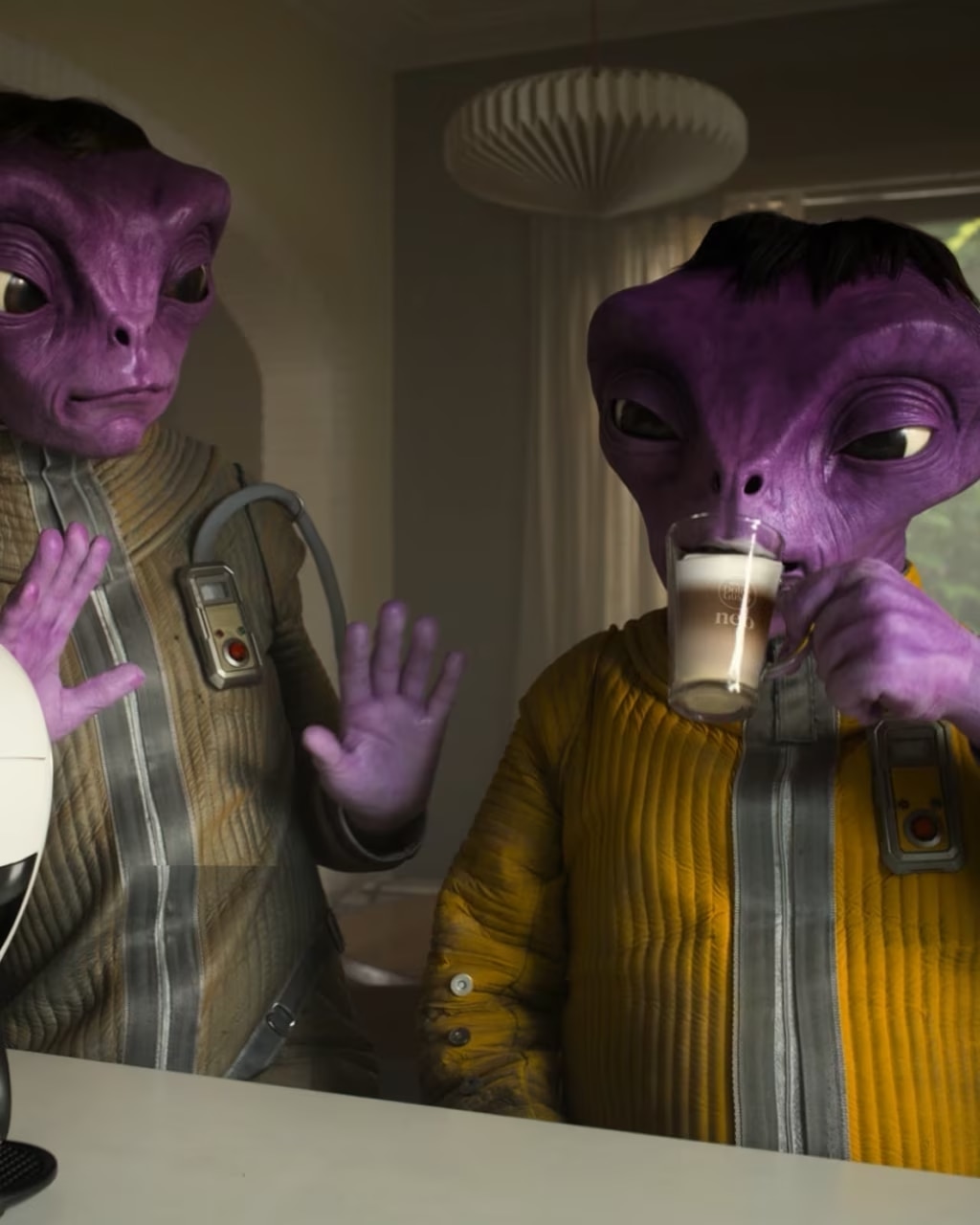 Vídeo de alienígenas tomando café o eligiendo entre la gama, y extracción de café con una cafetera NEO Latte.