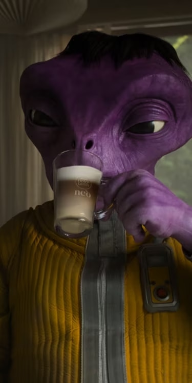 Vista previa del vídeo de la campaña NEO Latte en la que aparecen una cafetera NEO Latte y dos alienígenas.