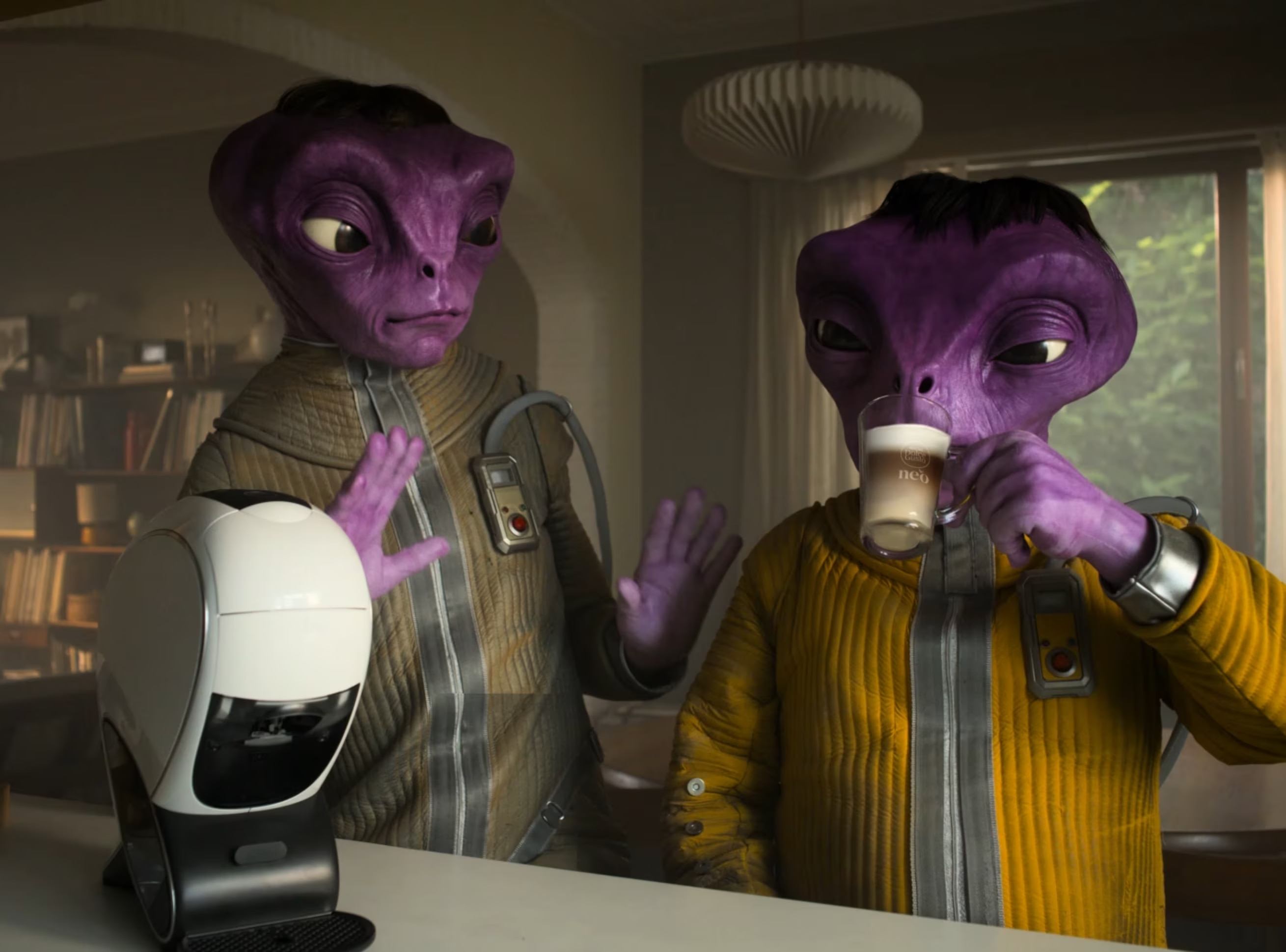 Vista previa del vídeo de la campaña NEO Latte en la que aparecen una cafetera NEO Latte y dos alienígenas.