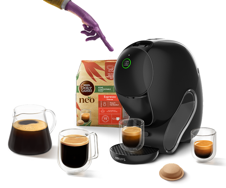 Dedo de un alien&iacute;gena tocando la cafetera NEO Caff&egrave;. Bebidas, un pack NEO y una c&aacute;psula rodeando la cafetera.
