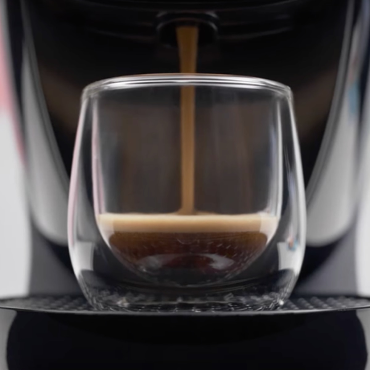 V&iacute;deo mostrando c&oacute;mo se prepara un espresso en la cafetera de c&aacute;psulas NEO de Nescaf&eacute; Dolce Gusto