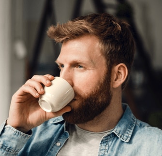 hombre bebe una taza de café