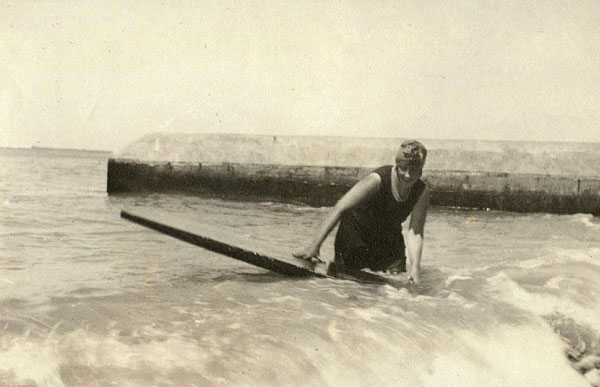 Agatha Christie praticando surf Agatha Christie praticando surf