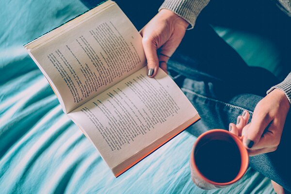 leer libro relajarse en casa