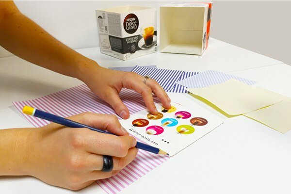 Decora las cajas Dolce Gusto Decora las cajas con papel de colores