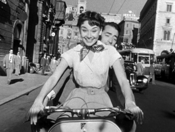 Audrey Hepburn y Gregory Peck en un fotograma de Vacaciones en Roma (Fuente: Wikicommons)