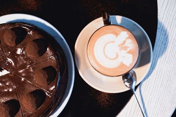 cappuccino y pastel cappuccino Dolce Gusto y pastel