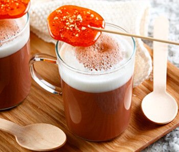 Chococino con piruleta de caramelo picante
