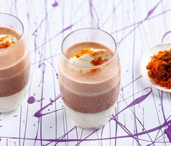 Mocha y panna cotta con pepitas de chocolate