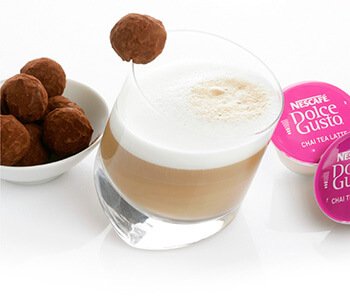 Chai Tea Latte con bombón de flor de naranjo