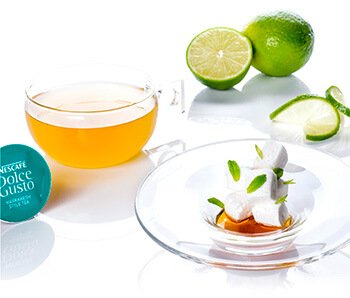 Mousse de té verde y lima, con sirope de miel caramelizada